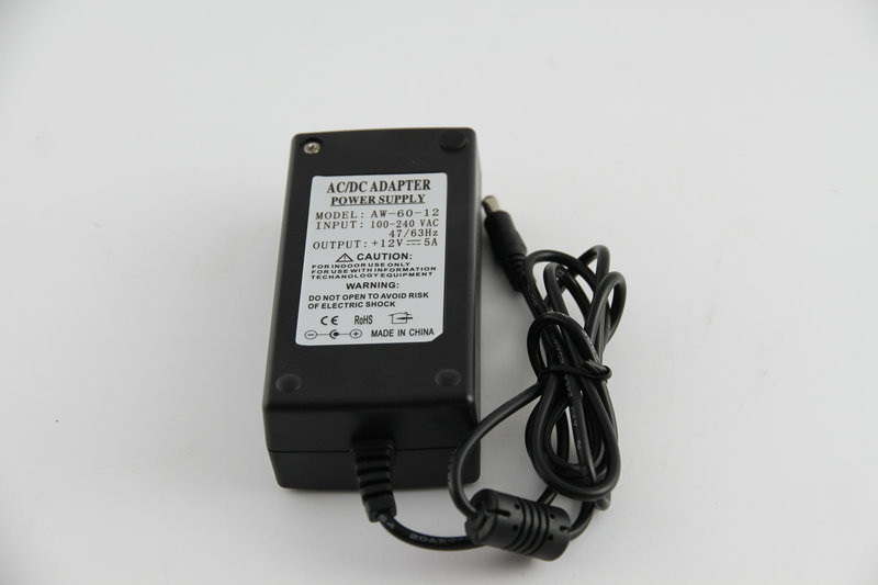 سیاه و سفید 60W 60Hz قدرت AC به 12 ولت آداپتور برق 12 ولت IP54 با تعویض پایدار